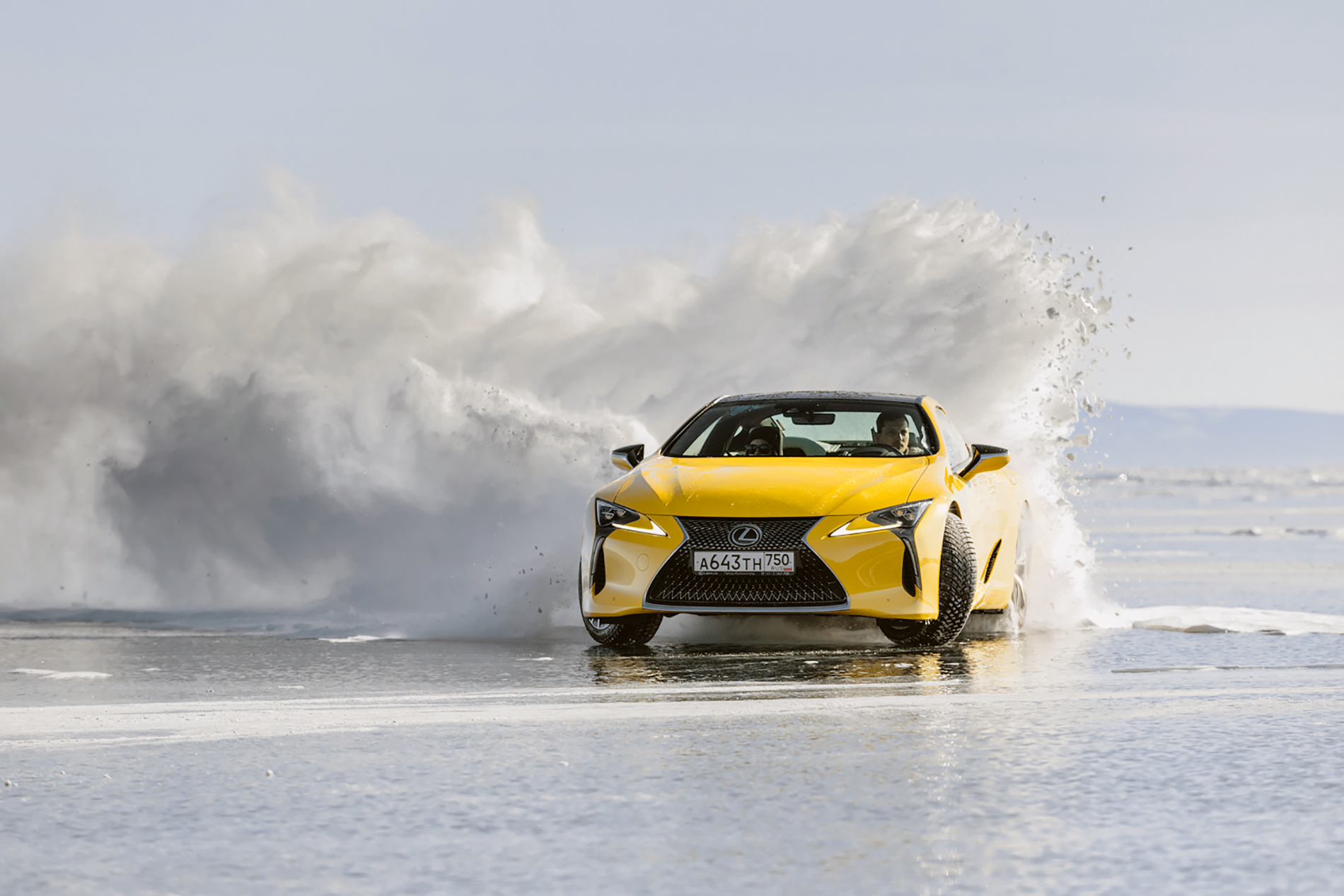 Sportowe coupé i luksusowy SUV na jeziorze Bajkał – nietypowy test dla samochodów Lexusa