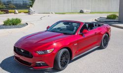 Ford Mustang - najlepiej sprzedający się samochód sportowy na świecie w pierwszej połowie 2015 r.