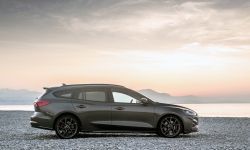 FORD_2019_FOCUS_ST_Wagon_Magnetic_04.jpg