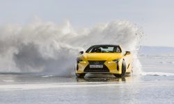 Sportowe coupé i luksusowy SUV na jeziorze Bajkał – nietypowy test dla samochodów Lexusa