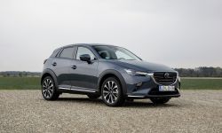 2021-Mazda-CX-3_Polymetal-Grey_Statyka_1.jpg