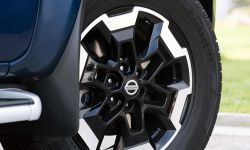 Nissan Navara Double Cab Blue - Front wheel-source.jpg
