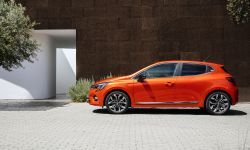 21227127_2019_-_new_renault_clio_test_drive_in_portugal.jpg