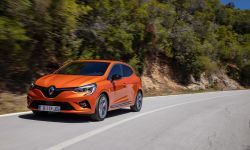 21227140_2019_-_new_renault_clio_test_drive_in_portugal.jpg