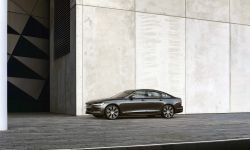 262600_the_refreshed_volvo_s90_recharge_t8_plug-in_hybrid_in_platinum_grey.jpg