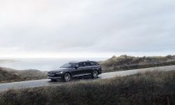 262606_the_refreshed_volvo_v90_recharge_t8_plug-in_hybrid_in_platinum_grey.jpg