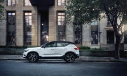 262882_the_refreshed_volvo_xc40_t5_plug-in_hybrid_in_crystal_white_pearl.jpg
