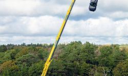 274396_volvo_cars_drops_new_cars_from_30_metres_to_help_rescue_services_save-833x1250.jpg