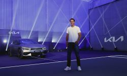 Rafael Nadal and new EV6 (2a).jpg