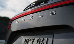 Lexus (częściowo) żegna się ze swoim logotypem