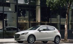 2022 Mazda2, Platinum Quartz, Statyczne 1.jpg