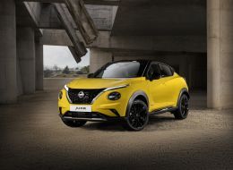 JUKE MC 2024 - Exterior _ iconic yellow body color - N-Sport - front side view Image-source.jpg