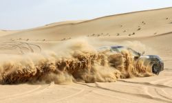 Porsche 911 Dakar błyszczy w testach na szutrze, piasku i śniegu