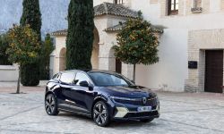 16- all-new renault megane e-tech electric - iconic version - midnight blue - drive tests.jpeg