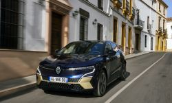 2-all-new renault megane e-tech electric - iconic version - midnight blue - drive tests.jpeg
