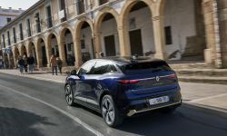 9-all-new renault megane e-tech electric - iconic version - midnight blue - drive tests.jpeg