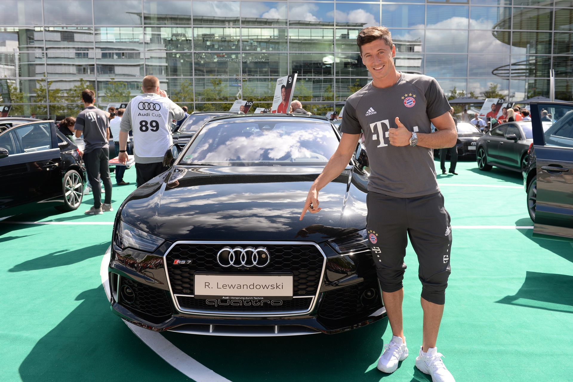 Robert Lewandowski i FC Bayern rozpoczynają nowy sezon za kierownicami Audi