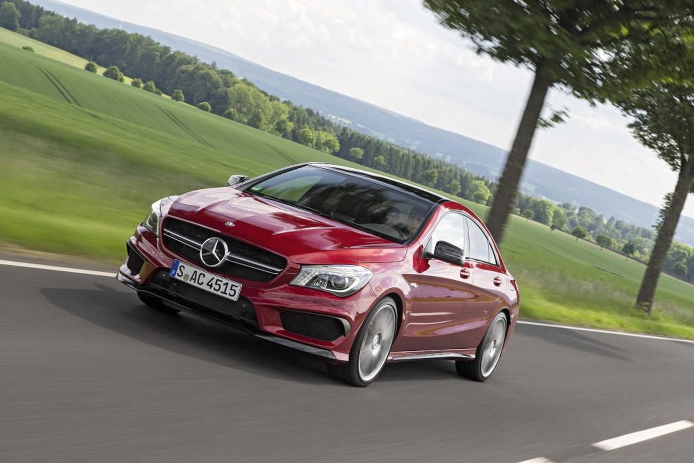 Wyższa moc, lepsza dynamika jazdy - odnowione kompaktowe modele Mercedes-AMG