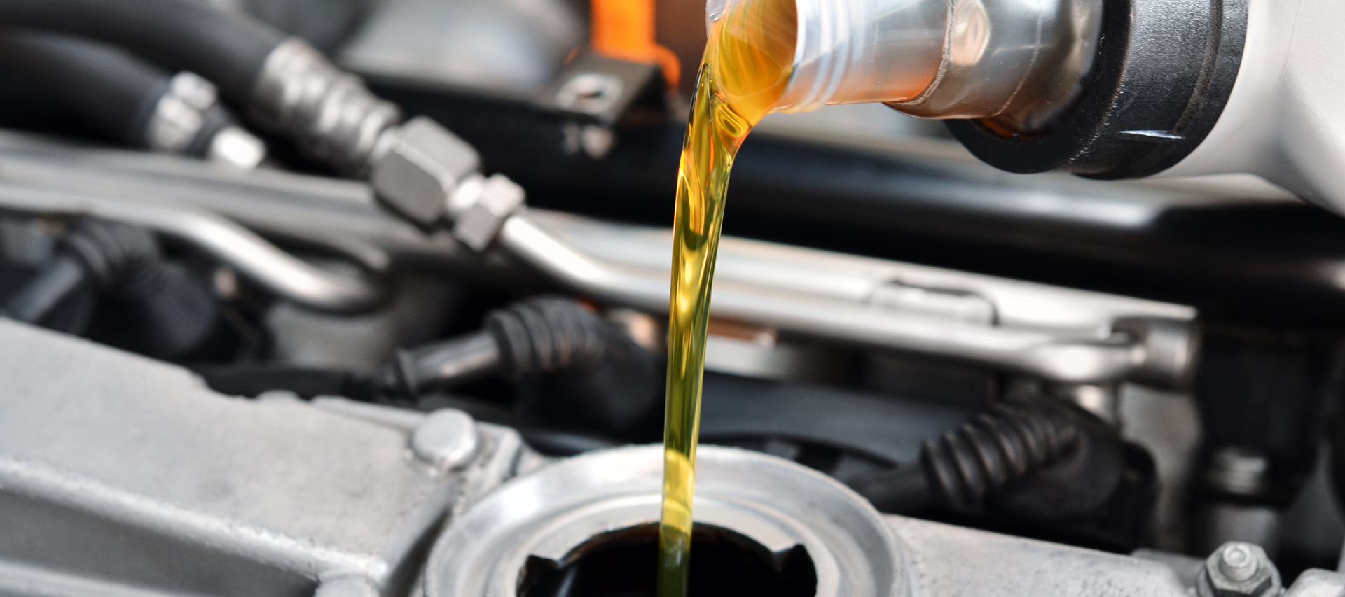Olej silnikowy – źródło życia dla Twojego samochodu