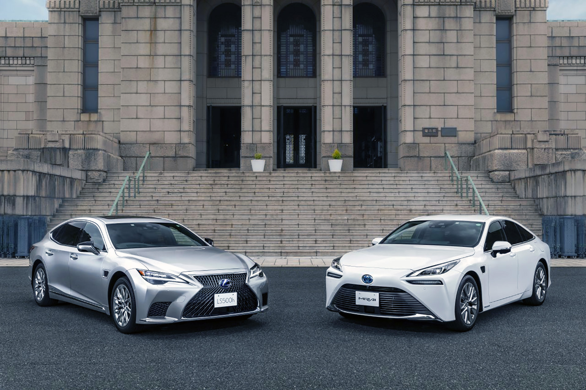 Toyota Mirai i Lexus LS z nowatorską technologią Advanced Drive