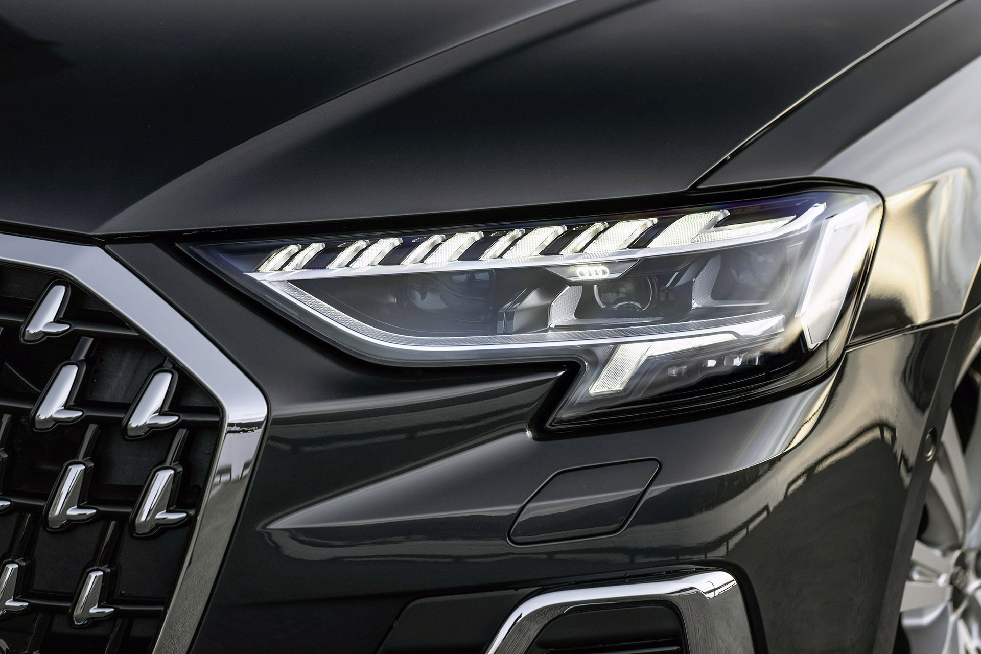Wyostrzony design i innowacyjne rozwiązania - udoskonalone Audi A8