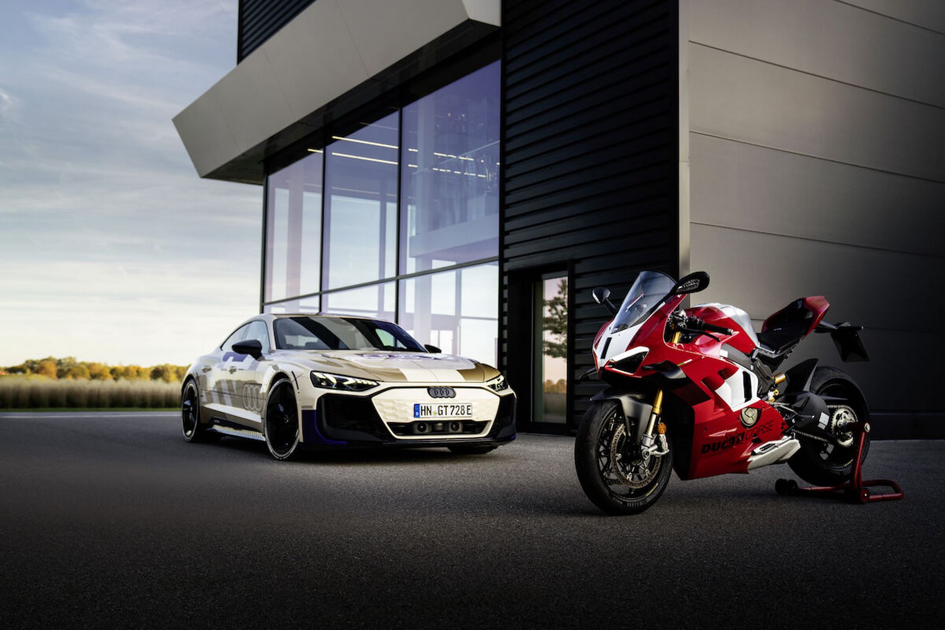 Podwójna dawka adrenaliny: Prototyp Audi e-tron GT i Ducati Panigale V4 R