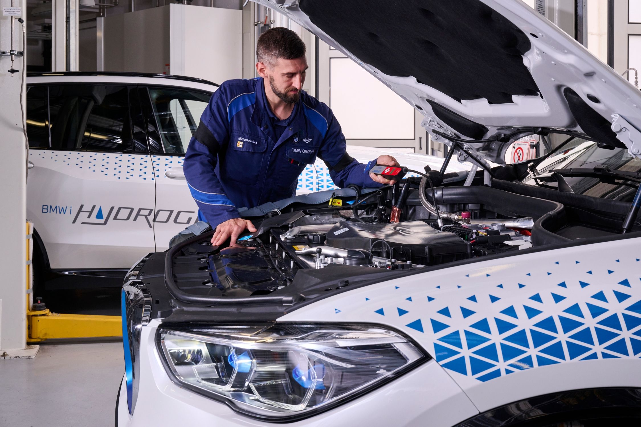 BMW Group rozpoczyna produkcję małej serii z silnikiem wodorowym