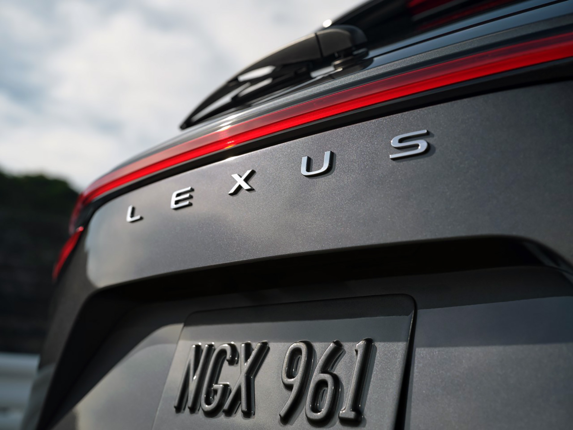 Lexus (częściowo) żegna się ze swoim logotypem