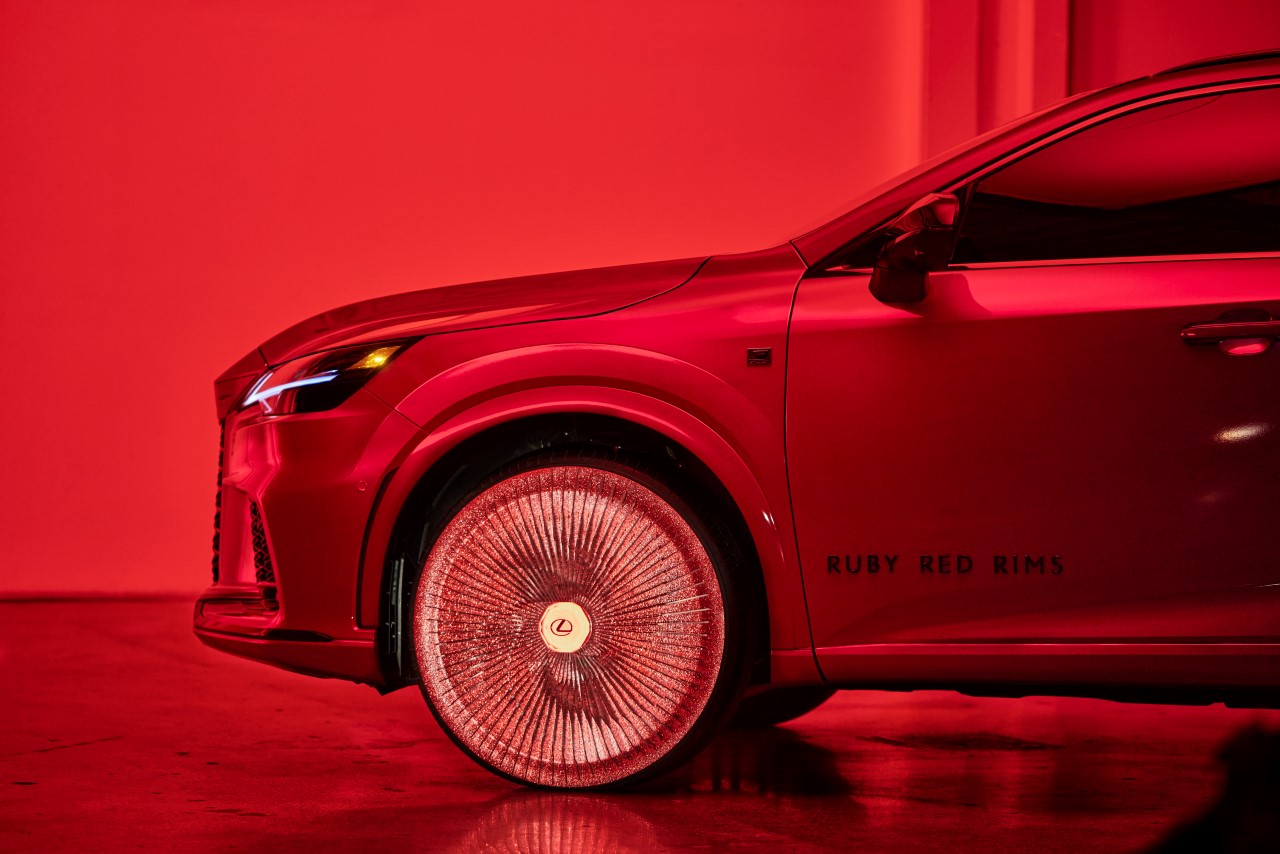 Lexus RX z unikatowymi felgami autorstwa projektanta mody Harrisa Reeda