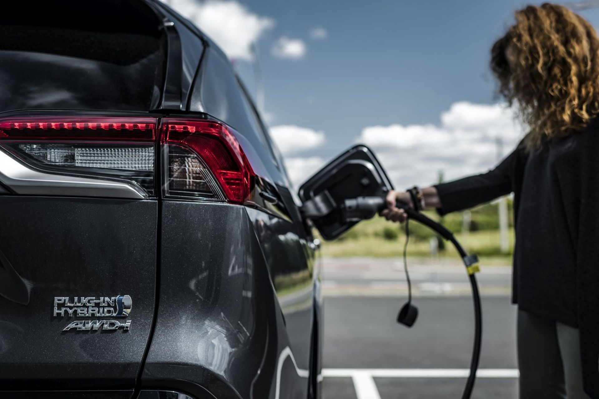 Nowa generacja hybryd plug-in Toyoty z zasięgiem 200 km w trybie elektrycznym